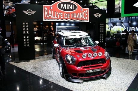 2010�N9��30���ɖ����J�����p���T�����A�����ʂ钍�ڃ��f�����ʐ^�ŏЉ��B