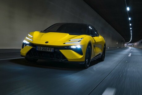 ピュアスポーツカー一筋のイメージから一転、「フル電動モデルの高級ブランド」への道をひた走るロータス。...