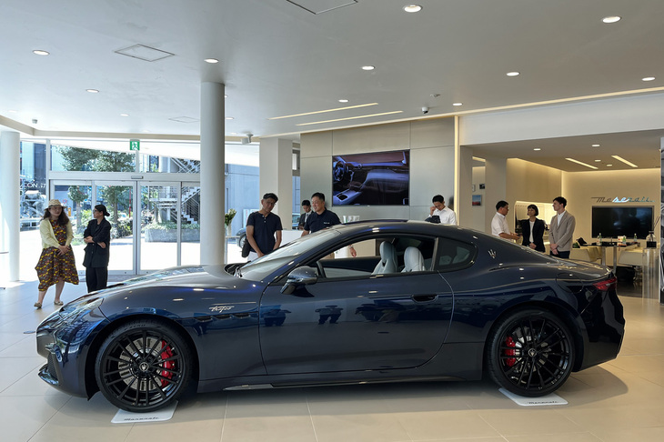 マセラティ・グラントゥーリズモ トロフェオ（サイドビュー）