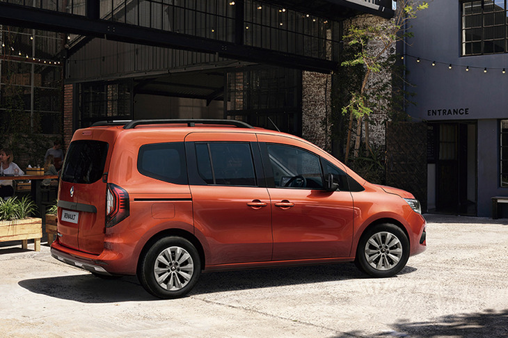 フロントと同様にCシェイプシグネチャーデザインがリアランプに取り入れられるのも、新型「カングー」の特徴だ。両側スライドドアの開口部は615mm。開閉機構の見直しにより、前モデルよりも軽い力で開閉ができるようになった。