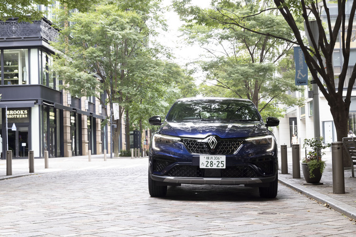 「ルノー・アルカナ テクノ」のボディーカラーには新色の「ブルー ノクターンM」（写真）と「ブラン ペルレM」の2色が設定される。バンパー下部のF1ブレードと呼ばれるデザインはボディーと同色に塗られた。そのたたずまいは、スポーツテイストを過度に主張しない、スタイリッシュな大人のクーペSUVといえる。