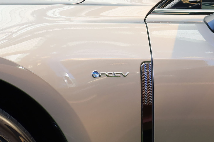 トヨタ・クラウン セダン（フロントフェンダー部のエンブレム）