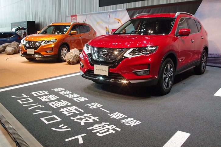 新色の「ガーネットレッド」が採用された「エクストレイル20X」（写真右）。