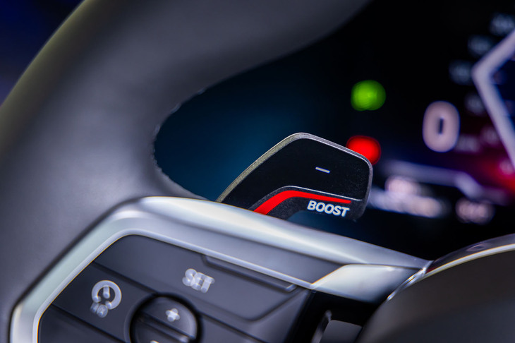「Mスポーツ」グレードにはスポーツブーストモード機能が備わる。ステアリングホイール左のシフトパドルを1秒引き続けると、最大10秒間にわたりパワートレインとシャシーシステムが最もスポーティーな設定に変更される。