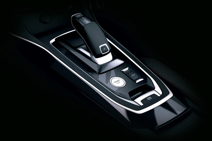 「308」は、MT車を除き全車で8段AT＋シフトパドルを採用する。