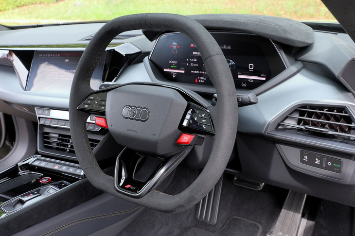 スポーティーなドライブモードを一発で呼び出せる「RSボタン」と、10秒にわたり最高出力を70kW高める「BOOSTボタン」を備えたステアリングホイール。今回の改良により、上下がフラットな形状となった。