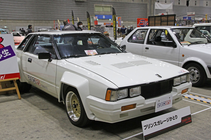 プリンスガレージかとりが出展した「日産240RS」。3代目「シルビア」のハードトップボディーに240PSを発生する2.4リッター直4 DOHC 16バルブエンジンを積んだ、グループB規定のラリー用ホモロゲーションモデル。グループB公認に必要な200台＋αがつくられたといわれている。