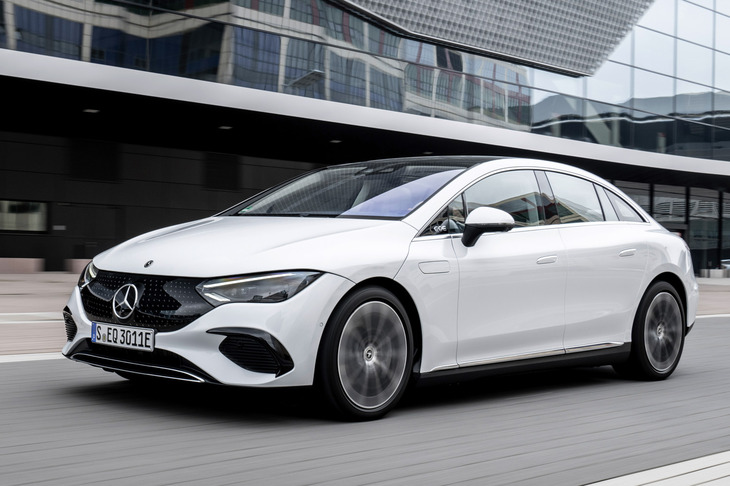 ひとまわり小さなEセグメントモデルの「EQE」。デザイン面における「EQS」との違いは少なく、もう間違い探しのレベルだ。