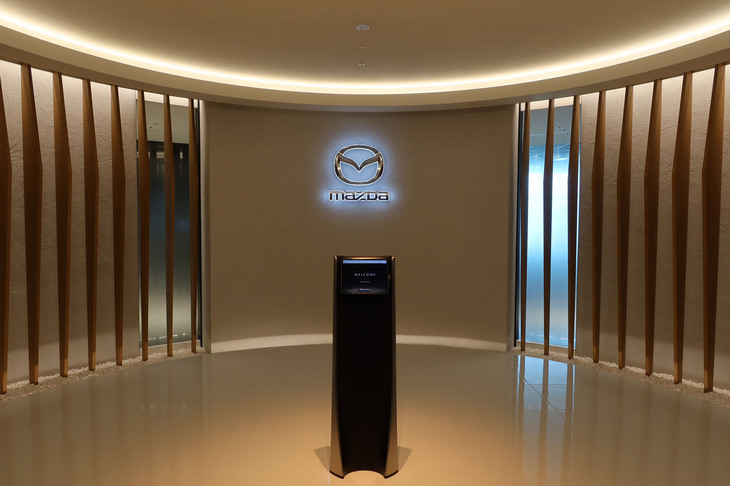 マツダの新・東京本社およびMRTのエントランス。