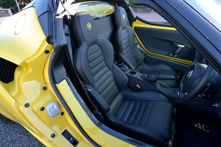 色や表皮、背もたれの意匠の違いなどにより、クーペには全7種類のシートが用意されているのに対し、スパイダーは全4種類となっている。