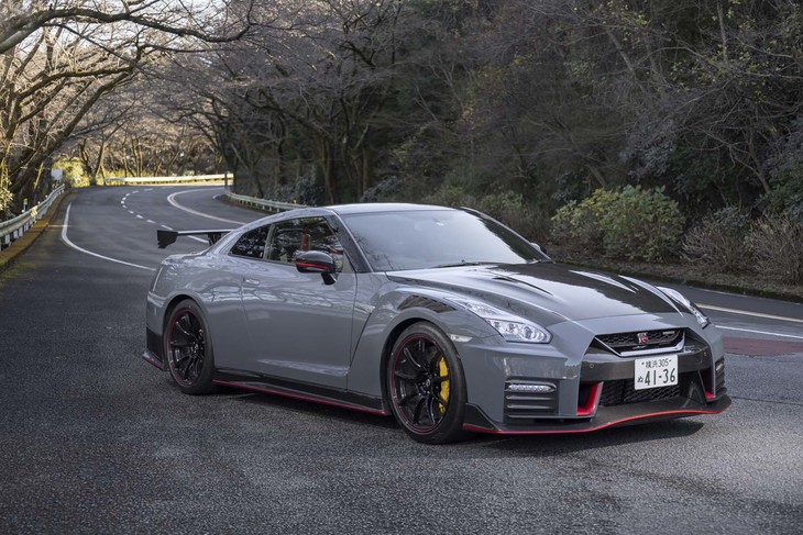 【日産GT-R NISMOスペシャルエディションのスペック】
	ボディーサイズ：全長×全幅×全高＝4690×1895×1370mm／ホイールベース：2780mm／車重：1720kg／駆動方式：4WD／エンジン：3.8リッターV6 DOHC 24バルブ ターボ／トランスミッション：6段AT／最高出力：600PS（441kW）/6800rpm／最大トルク：652N・m（66.5kgf・m）/3600-5600rpm／タイヤ：（前）255/40ZRF20 101Y／（後）285/35ZRF20 104Y（ダンロップSP SPORT MAXX GT 600 DSST）／燃費：--km/リッター／価格：2464万円
	
	【取材時の燃費データ】
	テスト距離：408.2km（市街地1：高速道路8：山岳路1）／使用燃料：57.0リッター（ハイオクガソリン）／参考燃費：7.1km/リッター（満タン法）／7.7km/リッター（車載燃費計計測値）