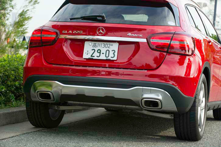 リアにもアンダーガードが装着されたほか、リアコンビランプの内部でラメが輝くクリスタルルックを採用している。