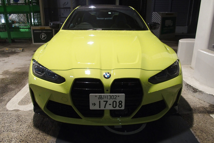 エクステリアにおいて、最大の特徴といえる迫力あるフロントマスクを個人的には「デカ鼻」と呼んでいる。 以前「M440i xDriveクーペ」で首都高に出撃した時は、前を行くクルマがやたらと道を譲ってくれた。