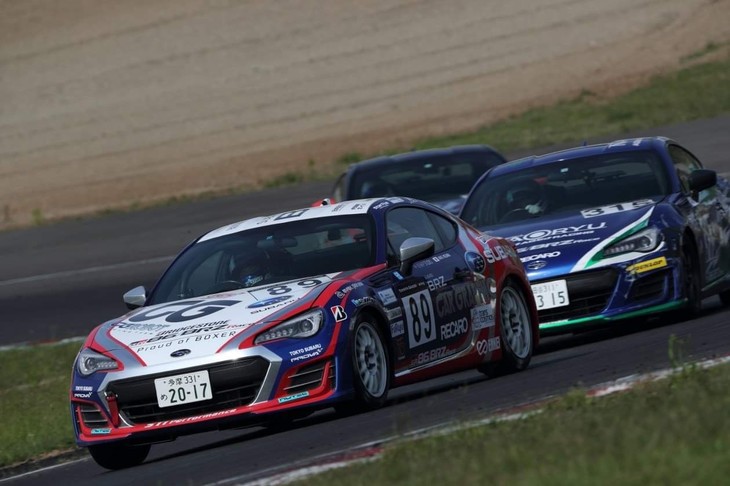 この日はクラスごとのスポーツ走行とタイム計測のある専有走行、2本の走行がありました。まずはクラブマンシリーズ エキスパートクラスの走行から。スポーツ走行ではユーズドタイヤでのロング走行テストをし、専有走行ではニュータイヤでの予選シミュレーションを実施しました。結果は12位でしたが、走行後にはタイムアップにつながるポイントを発見。予選に向けて、とてもいい走りができました。