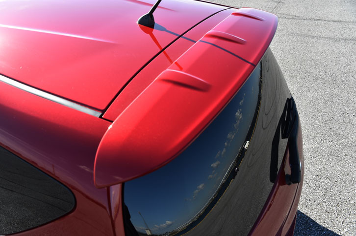 リアのルーフスポイラー（写真）は、販売店装着オプション。価格は4万3611円。