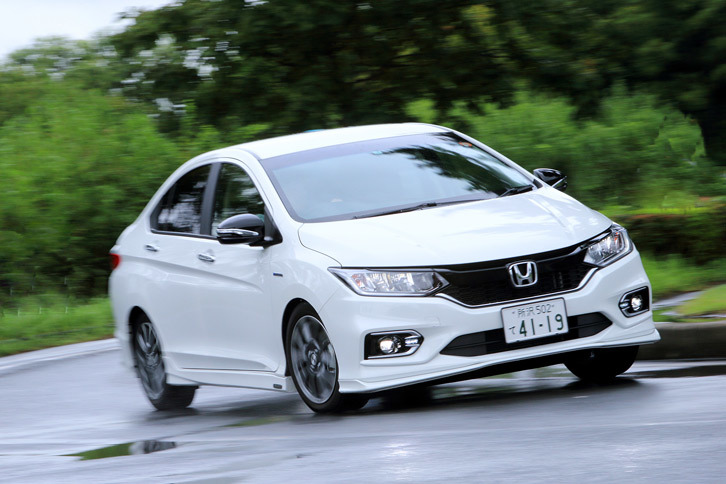 運動性能に関連する用品では、空力パーツやアルミホイールのほか、FF車向けにはサスペンションも用意されている。