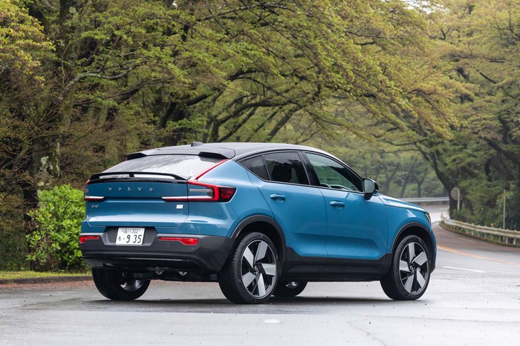 【ボルボC40リチャージ ツインのスペック】
	ボディーサイズ：全長×全幅×全高＝4440×1875×1595mm／ホイールベース：2700mm／車重：2160kg／駆動方式：4WD／フロントモーター：交流同期電動機／リアモーター：交流同期電動機／フロントモーター最高出力：204PS（150kW）/4350-1万3900rpm／フロントモーター最大トルク：330N・m（33.7kgf・m）/0-4350rpm／リアモーター最高出力：204PS（150kW）/4350-1万3900rpm／リアモーター最大トルク：330N・m（33.7kgf・m）/0-4350rpm／システム最高出力：408PS（300kW）／システム最大トルク：660N・m（67.3kgf・m）／タイヤ：（前）235/45R20 100V XL／（後）255/40R20 101V XL（ピレリPゼロELECT）／一充電走行距離：485km（WLTCモード）／交流電力量消費率：187Wh/km／価格：719万円
	
	【取材時の電費データ】
	テスト距離：455.3km（市街地1：高速道路7：山岳路2）／消費電力量：--kWh／参考電力消費率：5.2km/kWh（車載電費計計測値）