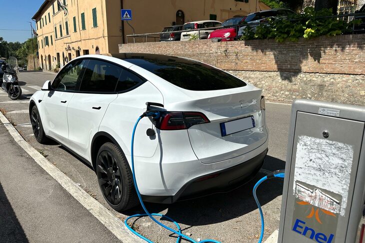 「テスラ・モデルY」（フランス）。2023年8月19日。