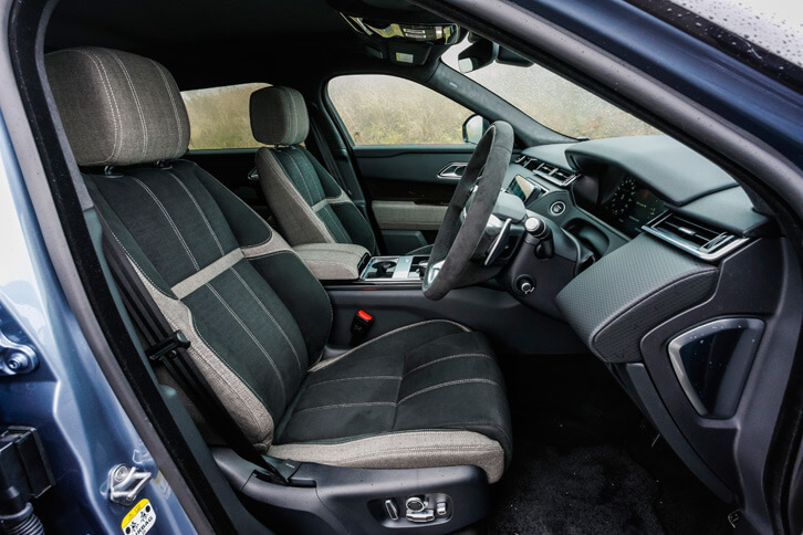 テスト車には、シートヒーターやクーラーなどの機能を備えた電動18ウェイフロントシートが装備されていた。