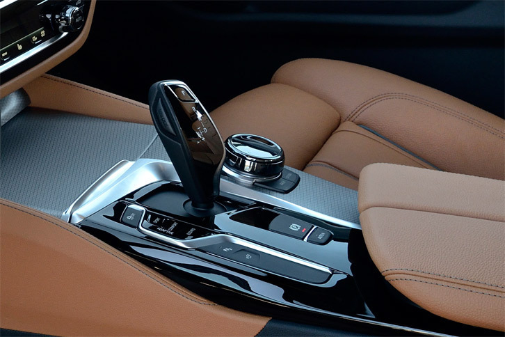 従来モデル同様、シフトセレクターや走行モードの切り替えボタン、インフォテインメントシステムのコントローラーなどは、センターコンソールにまとめて配置されている。