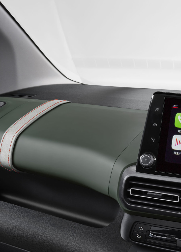 ダッシュボードのカラーリングはグリーン。飾りベルトがあしらわれる。