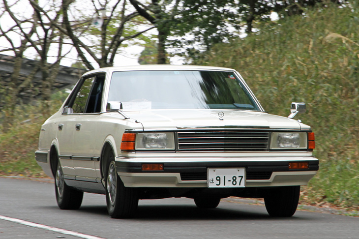1983年「日産グロリア2800 4ドアハードトップ」。5代目「セドリック」と双子車だった型式名430こと6代目グロリア。“帝王”と呼ばれた米国人プロゴルファーのジャック・二クラスがイメージキャラクターを務めていた。