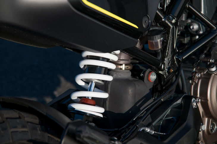 リアに装備されるWP製のモノショック。サスペンションの仕様は「ヴィットピレン401」と同じで、サスペンションストロークは前が142mm、後ろが150mmとなっている。