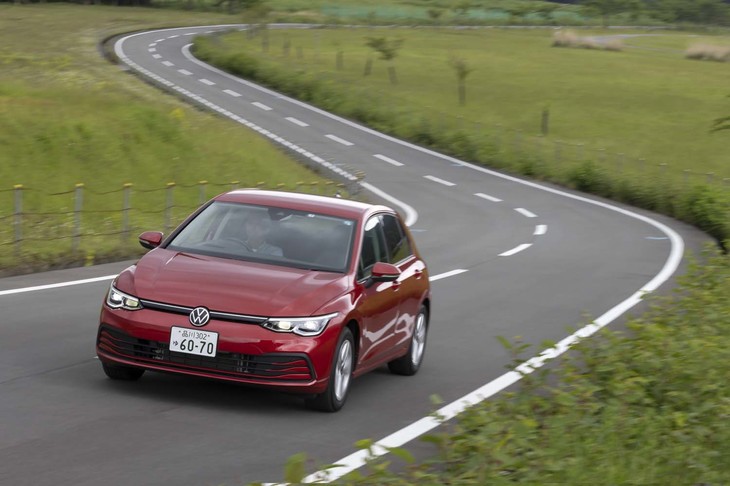 「ゴルフ」の足まわりはフロントが全車マクファーソンストラット式で、リアは1リッターモデルがトーションビーム式、1.5リッターモデル（や「GTI」）がマルチリンク式と使い分けている。