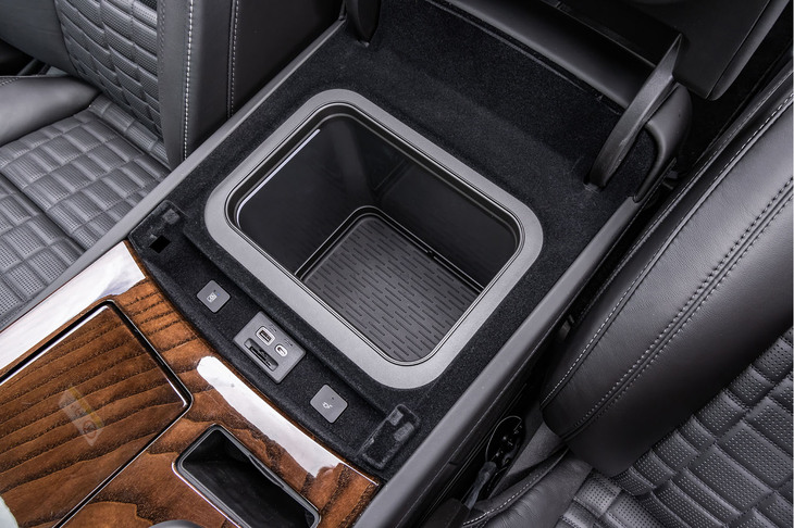 AKGのオーディオと並んでうれしかったのが、フロントセンターアームレストの下に備わる保冷庫。冷凍も可能という強力なもので、しかも「24オンス（約710ml）のボトルを最大6本収納可能」と、容量も申し分ない。今回の取材は暑い盛りでのドライブとなったので、冷たい飲み物が本当にありがたかった。