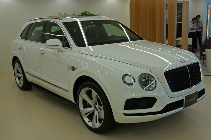 こちらは「ベンテイガV8」。1階には最大5台が展示可能。