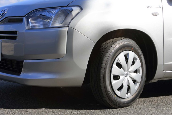 「TX」グレードでは樹脂製のホイールキャップを標準装備。スチールホイールはブラックで塗装されている。試乗車は155/80R14サイズの「ダンロップSP175L」タイヤを組み合わせていた。