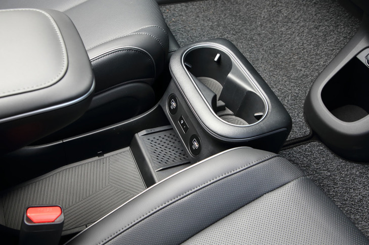 前席左右の間にスライド式のセンターコンソールを配置。可動範囲は140mmで、後ろに下げると左右座席間で行き来ができるほどのスペースが出現する。