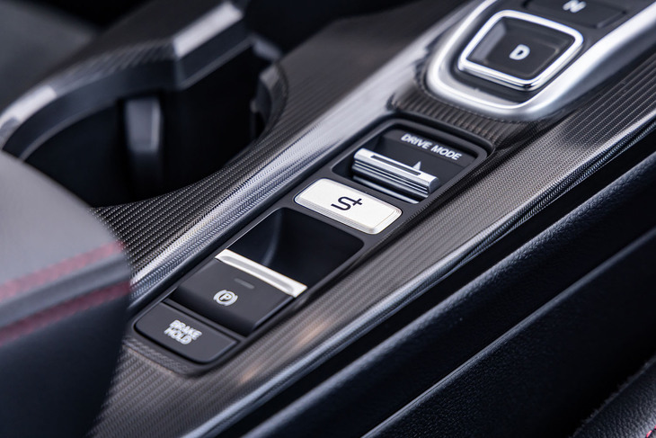 センターコンソールに配置される「ホンダS＋シフト」のスイッチ。「プレリュード」の同スイッチは丸型だったが、「シビックe：HEV RS」では長方形が採用された。