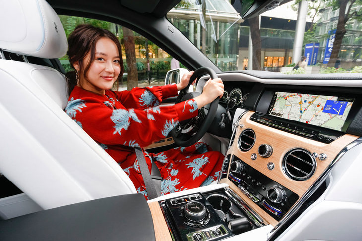 生田佳那（いくた かな）　
1991年長野生まれ。読者モデルとしての活動を経てタレントを目指すようになり、タクシードライバーとして勤務しつつデビューを目指す『飛鳥交通ドリームプロジェクト』に応募。2014年のグランプリを獲得する。今日でもタクシードライバーを務めながら、タレントやモデルとしての活動を続けている。