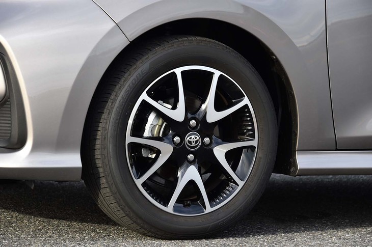 新型「ヤリス」には、写真の16インチホイールのほか、14インチと15インチを合わせた計3サイズのホイールが用意される。