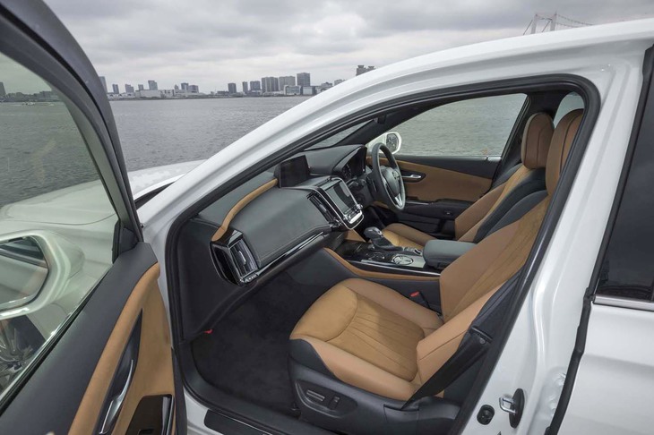 視界の良さにもこだわったインテリア。男性はもちろん女性も安心して運転できる、優れた操作性が追求されている。