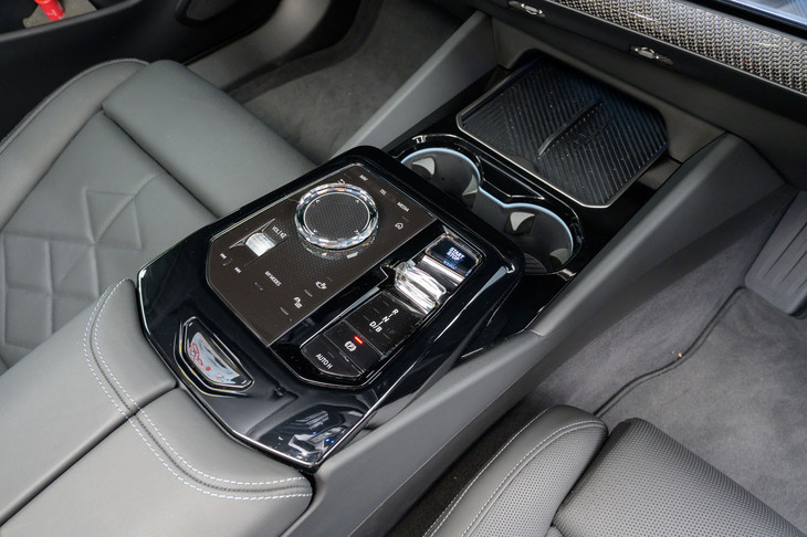 センターコンソールはピアノブラックとクリスタルのきらびやかな仕立て。コンパクトモデルでは廃止されてしまったインフォテインメント用のダイヤルが残っているのがうれしい。