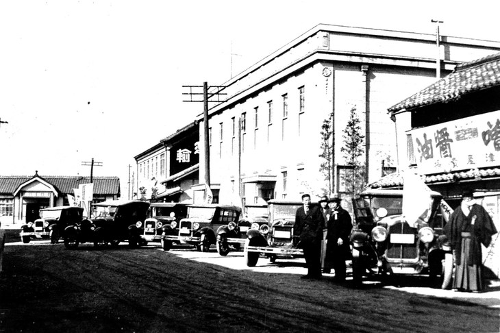 1920年代の愛知県・挙母町の様子。挙母町は1951年に挙母市となり、1958年に豊田市に改称される。今日におけるトヨタの城下町でさえ、戦前は街を行くクルマのほとんどが輸入車か、ノックダウン生産車だった。（写真：豊田市）