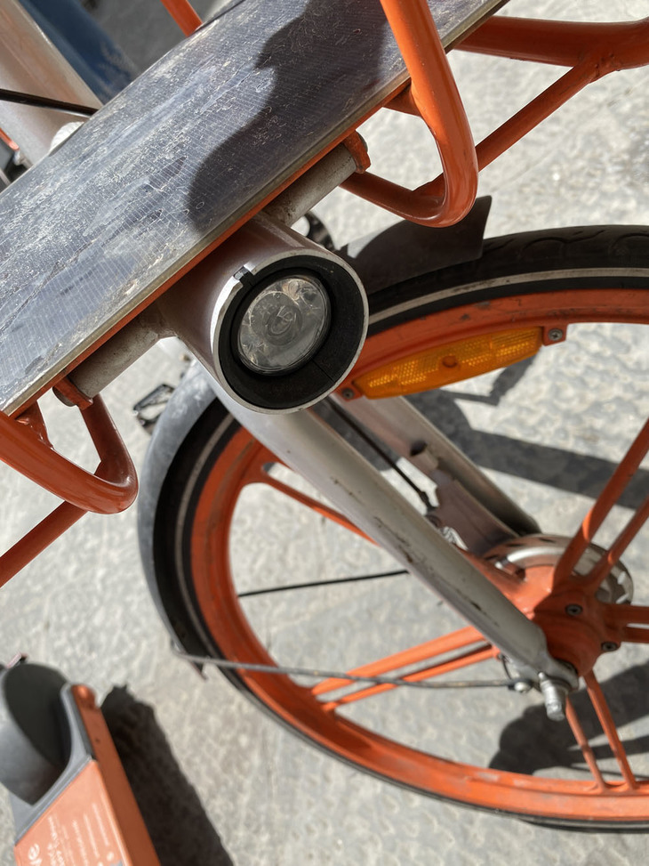 LEDライトの上にはカゴが。ただし、ひったくり被害のことを考えると、イタリアではあまり使いたくない。