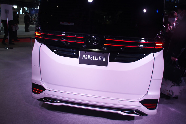 モデリスタのカスタマイズアイテムを装着した「トヨタ・ヴォクシー」のリアビュー。