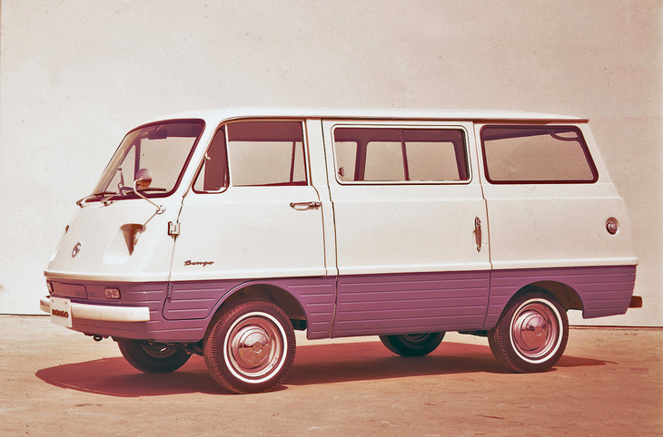 1966年に発売された「マツダ・ボンゴ バン」。初代「ファミリア」用をデチューンして、最高出力37PSと最大トルク6.3kgf・mを発生する総アルミ製の782cc直4 OHVエンジンをリアに積んでいる。