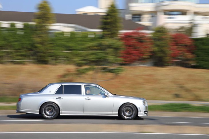 車高が低く見えるのはオリジナルのバンパーやサイドステップの視覚効果によるもの。1505mmの全高（車高調整機能あり）や足まわりの基本的な構造はベース車と同じ。