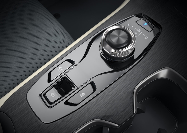 シフトセレクターがダイヤル式というところは「bZ4X」と同じだが、側面にローレット加工が施されているのは「RZ」だけ。