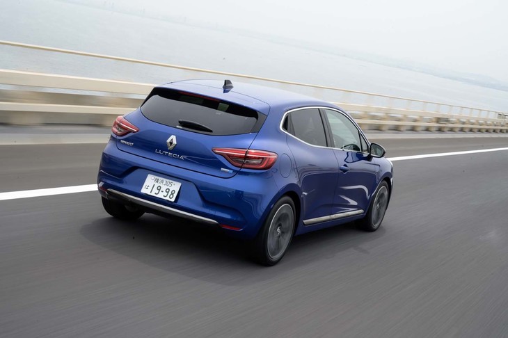 試乗車のボディーカラーは「ブルーアイロンメタリック」。このほか「ルージュフラムメタリック」（赤）や「ノワールエトワールメタリック」（黒）など、全5色がラインナップされる。