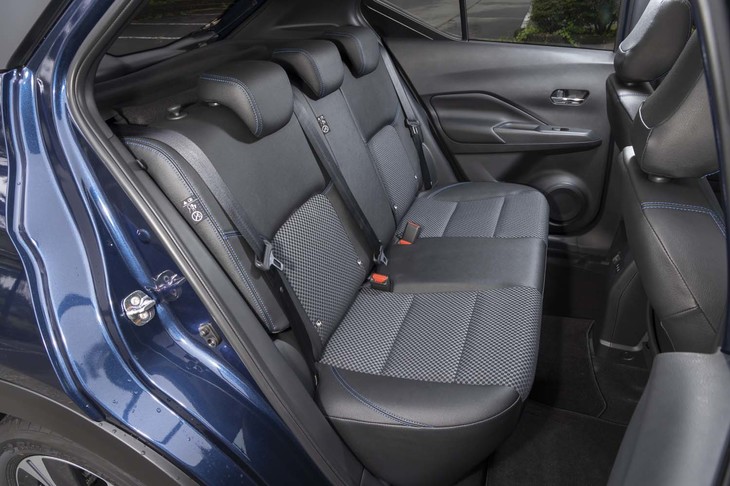シートの硬さは後席も変わらず。ただし、足元の空間はたっぷりと確保されている。