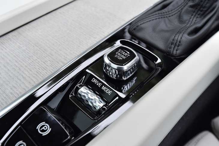ノブをひねって操作する、「XC60」のエンジンスタートスイッチ（写真中央）。下方に見えるローラー状のものは走行モードのセレクターで、ロール＆プッシュして使う。