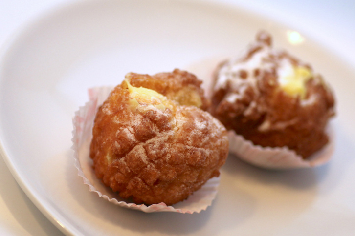 ドーポラヴォーロで供されるミニドーナツは、1個0.7ユーロ（約85円）。駅の中にある普通のバールよりも、かなり安い。