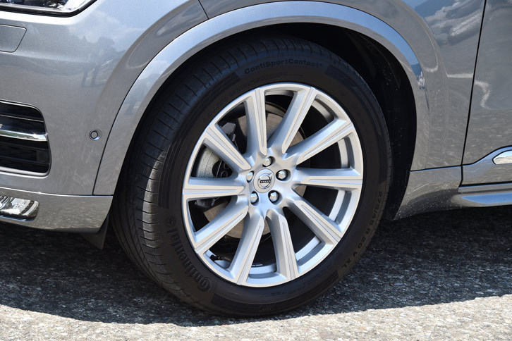 「T6 AWD インスクリプション」に装備される9.0J×20インチの10スポークアルミホイール。275/45R20サイズのタイヤと組み合わされる。