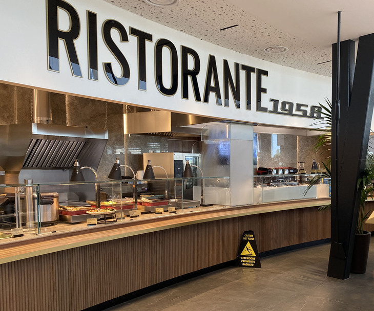 他のSAのアウトグリル同様、セルフサービスとはいえ、前菜から“締め”のエスプレッソコーヒーまでイタリア式フルコースがそろう。