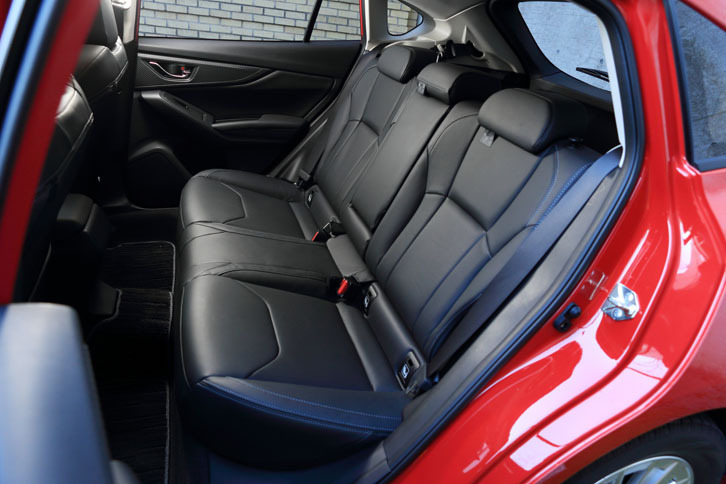 後席の定員は3人で、背もたれは6：4の分割可倒式となっている。